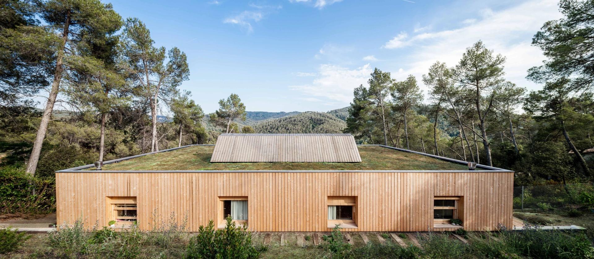 Casa LLP, habitatge Passivhaus de fusta amb vistes a Collserola projectat per Alventosa Morell Arquitectes