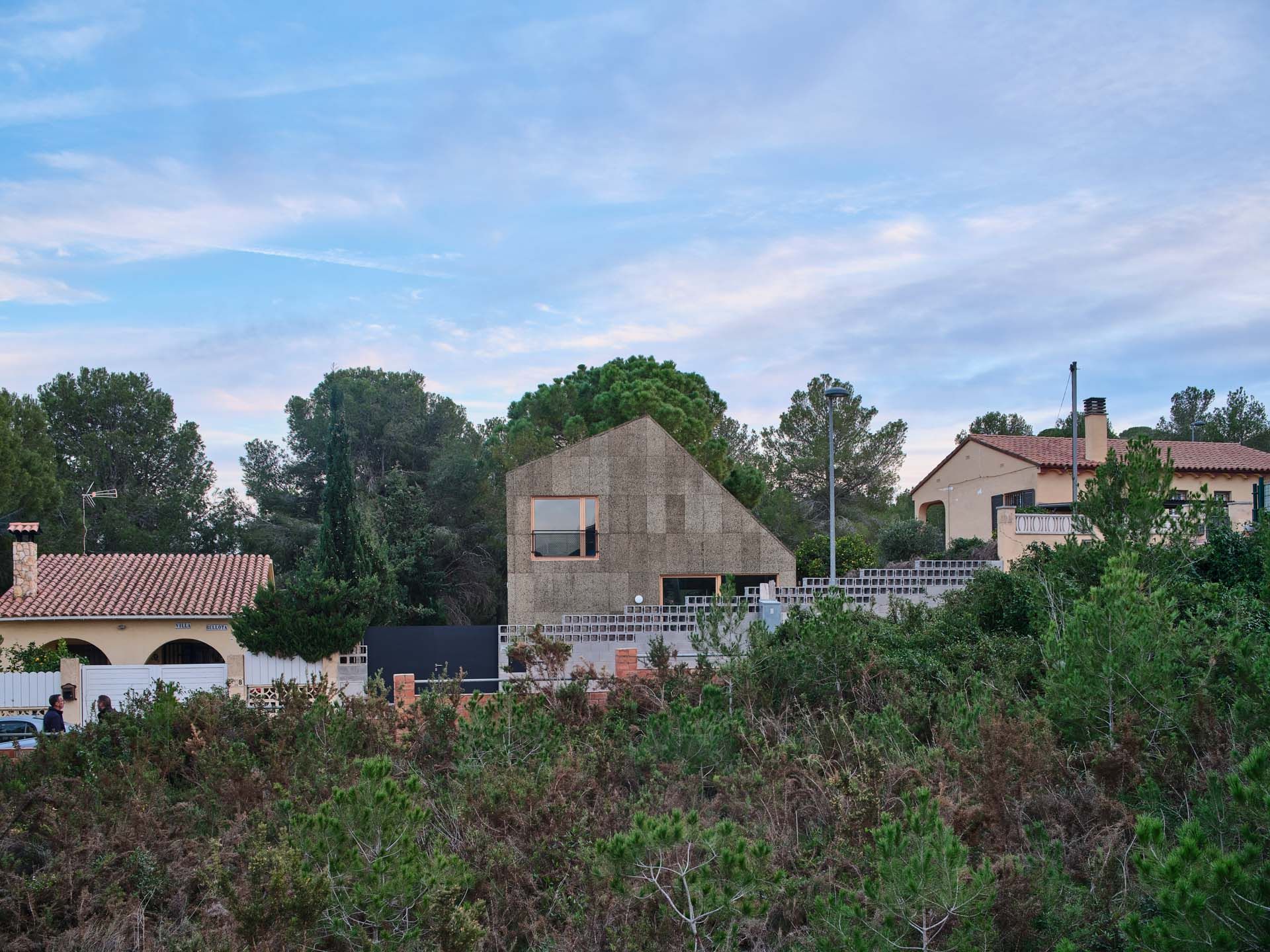 Fachada principal de la Casa CG en Creixell revestida en corcho