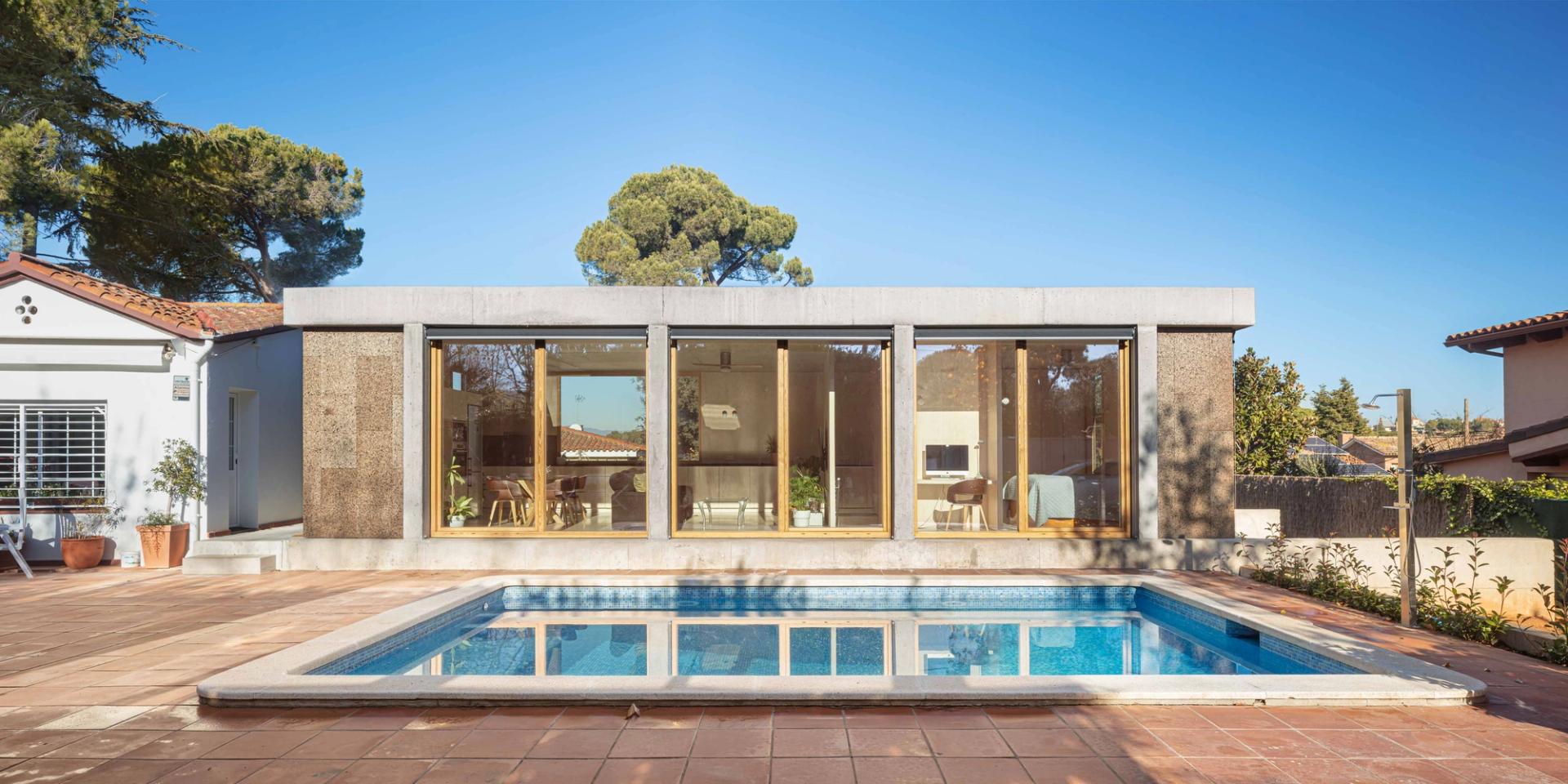 Vista de la façana principal des de la piscina de l’ampliació de la casa MM a Valldoreix