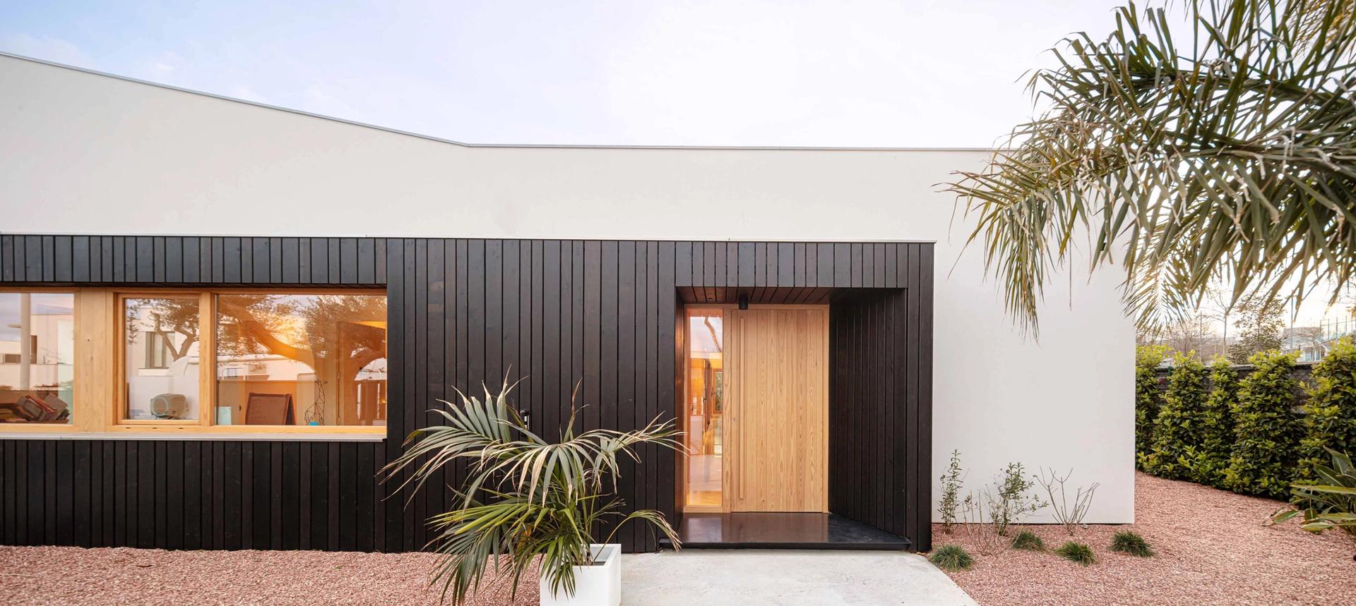 Casa GV, habitatge bioclimàtic a la Costa Daurada projectat per Alventosa Morell Arquitectes