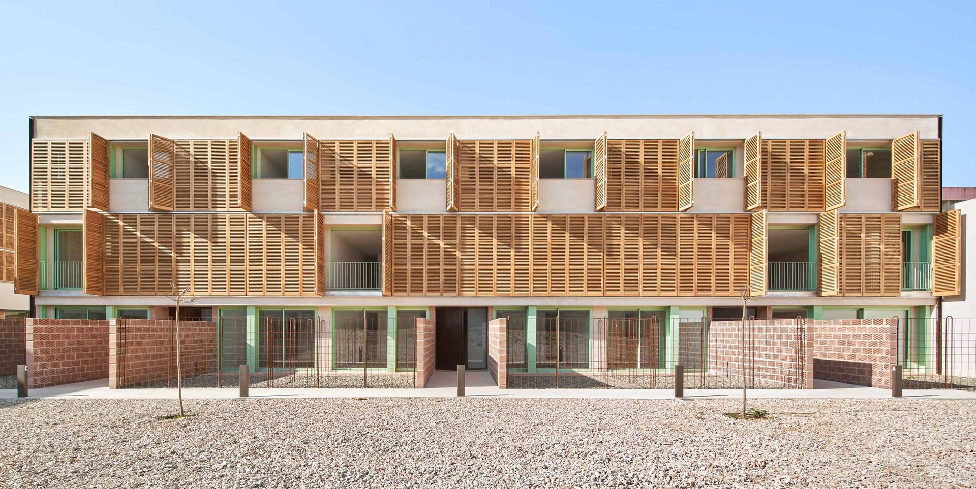 Façana de l’edifici bioclimàtic de 54 habitatges socials a Inca, Mallorca