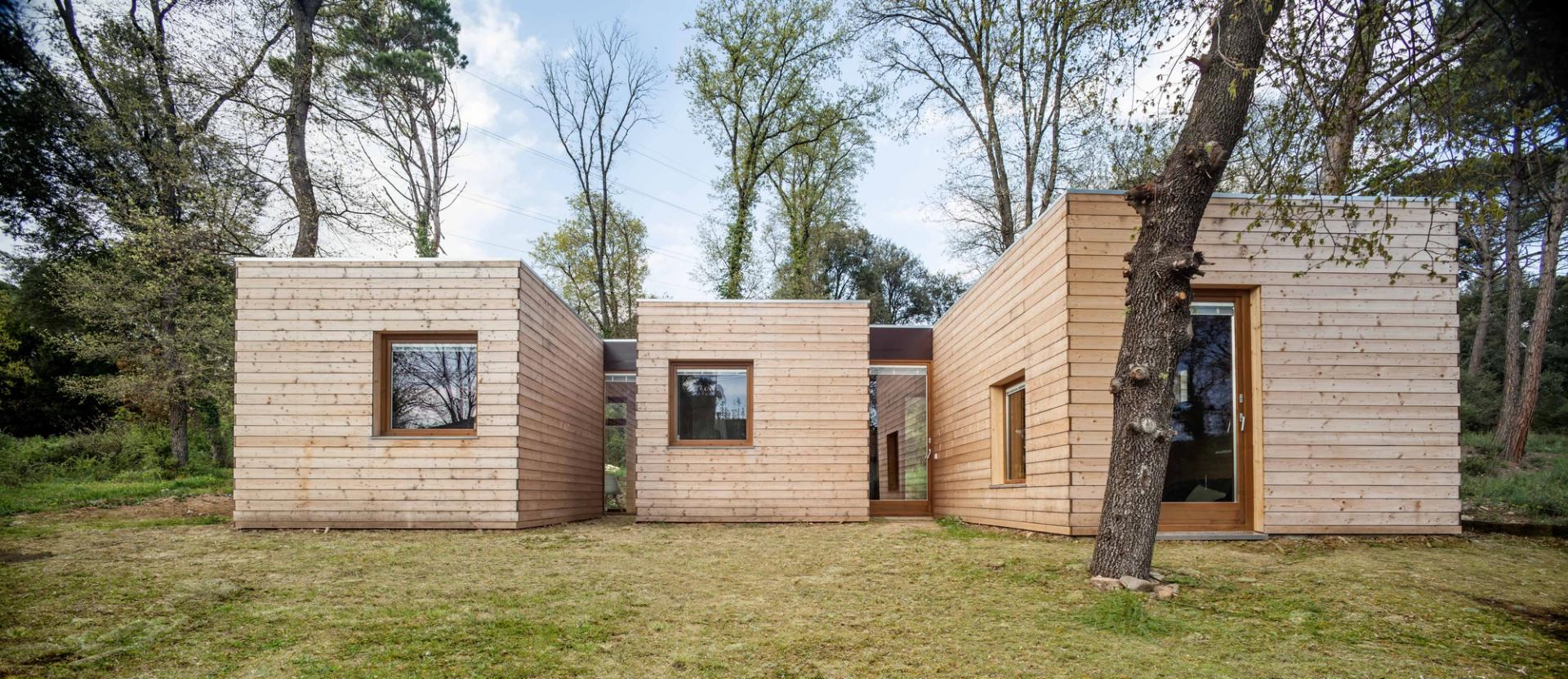 Façana exterior de la Casa GG, habitatge prefabricat i modular de disseny contemporani