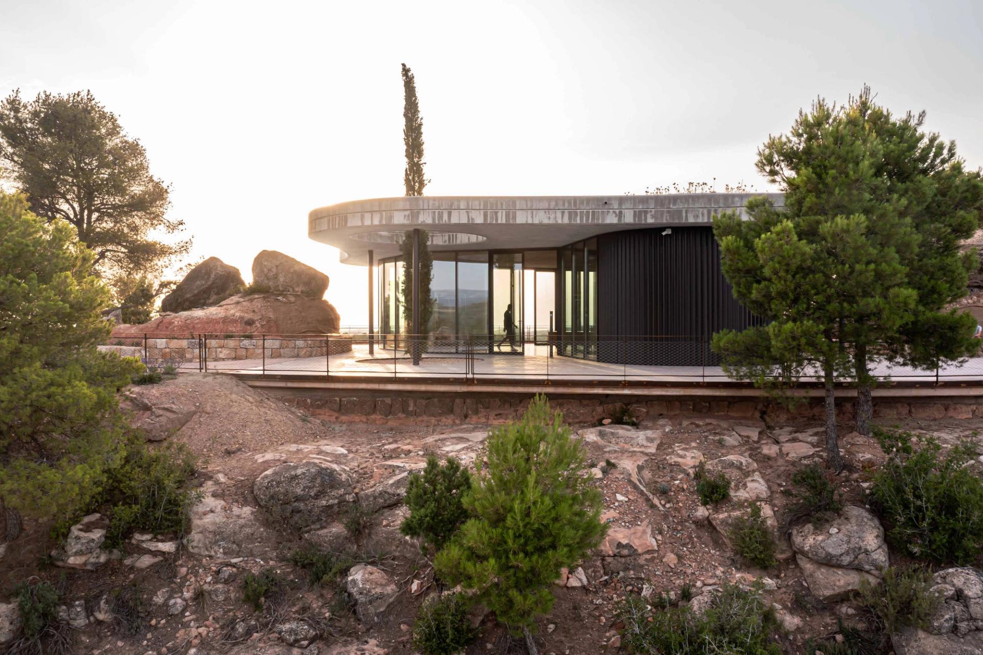 Vista exterior del edificio industrial El Trull CV para la producción de aceite en Les Garrigues, Cataluña