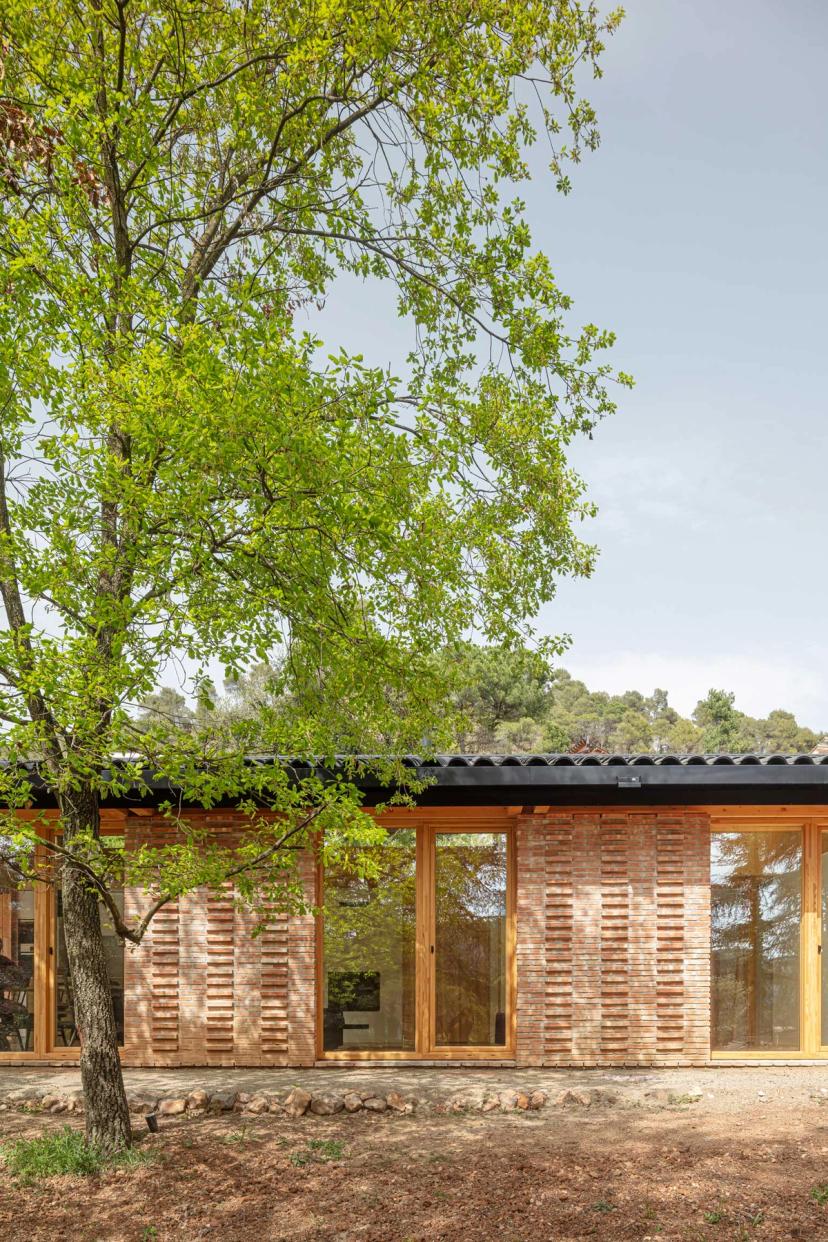 Vista de l’accés a la façana de la Casa GE a Osona amb estructura de maó