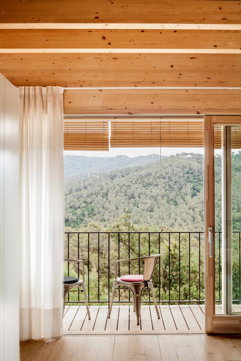 Habitatge bioclimàtic de fusta amb coberta vegetal, ventilació creuada i consum energètic inferior als estàndards Passivhaus.