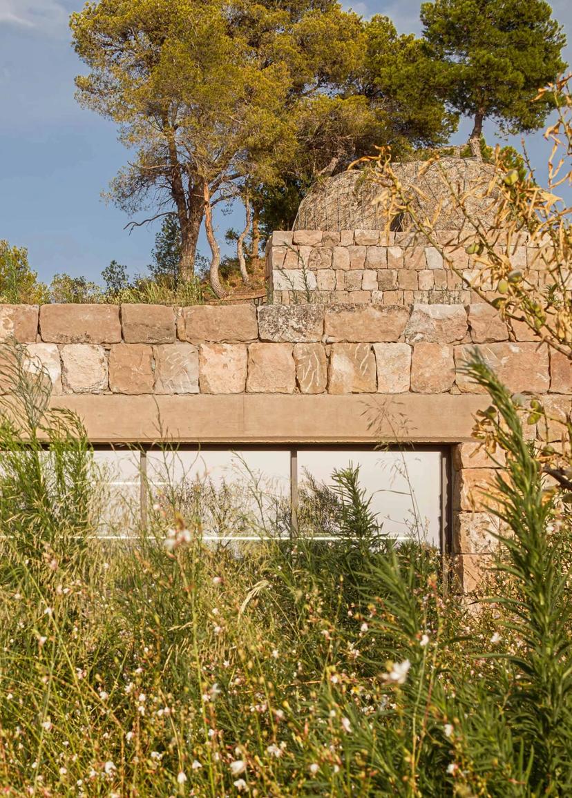 Vista exterior del edificio industrial El Trull CV para la producción de aceite en Les Garrigues, Cataluña