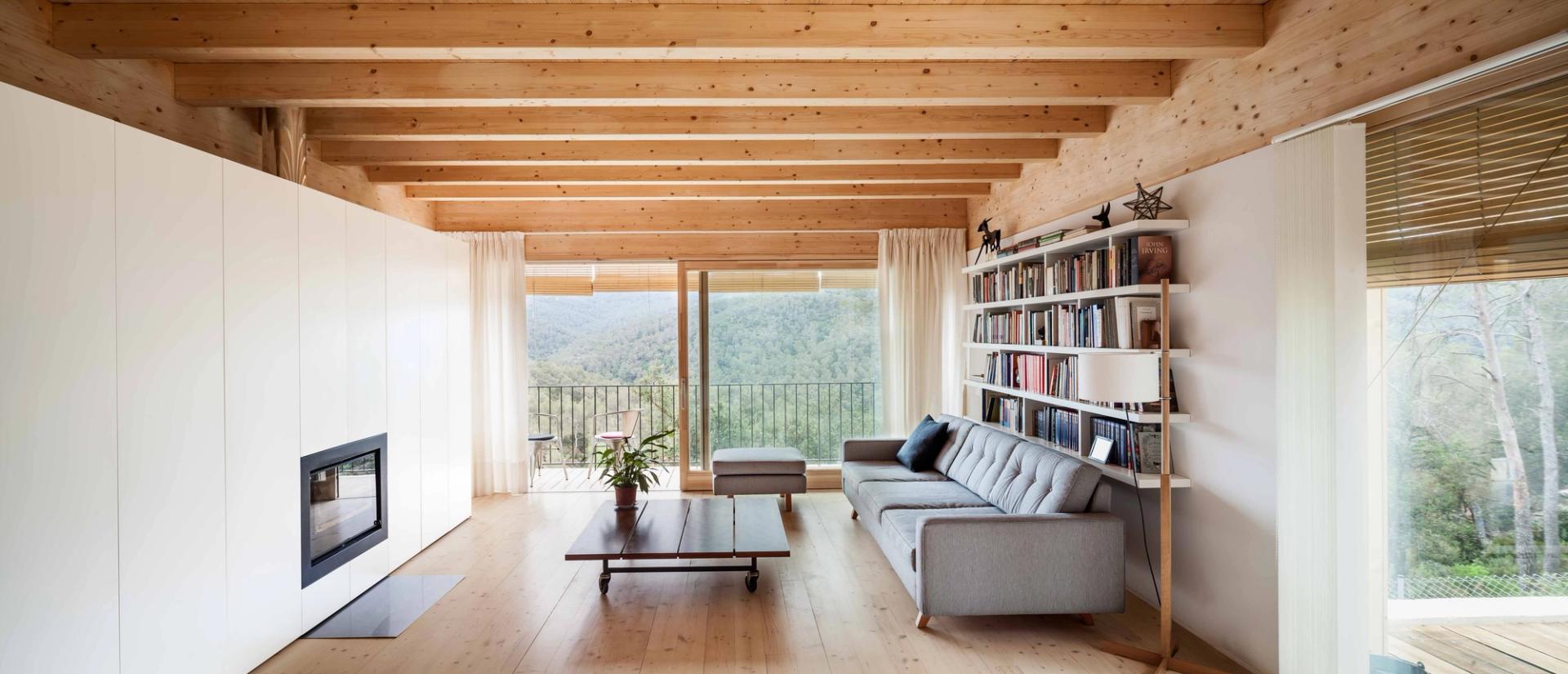 Habitatge bioclimàtic de fusta amb coberta vegetal, ventilació creuada i consum energètic inferior als estàndards Passivhaus.