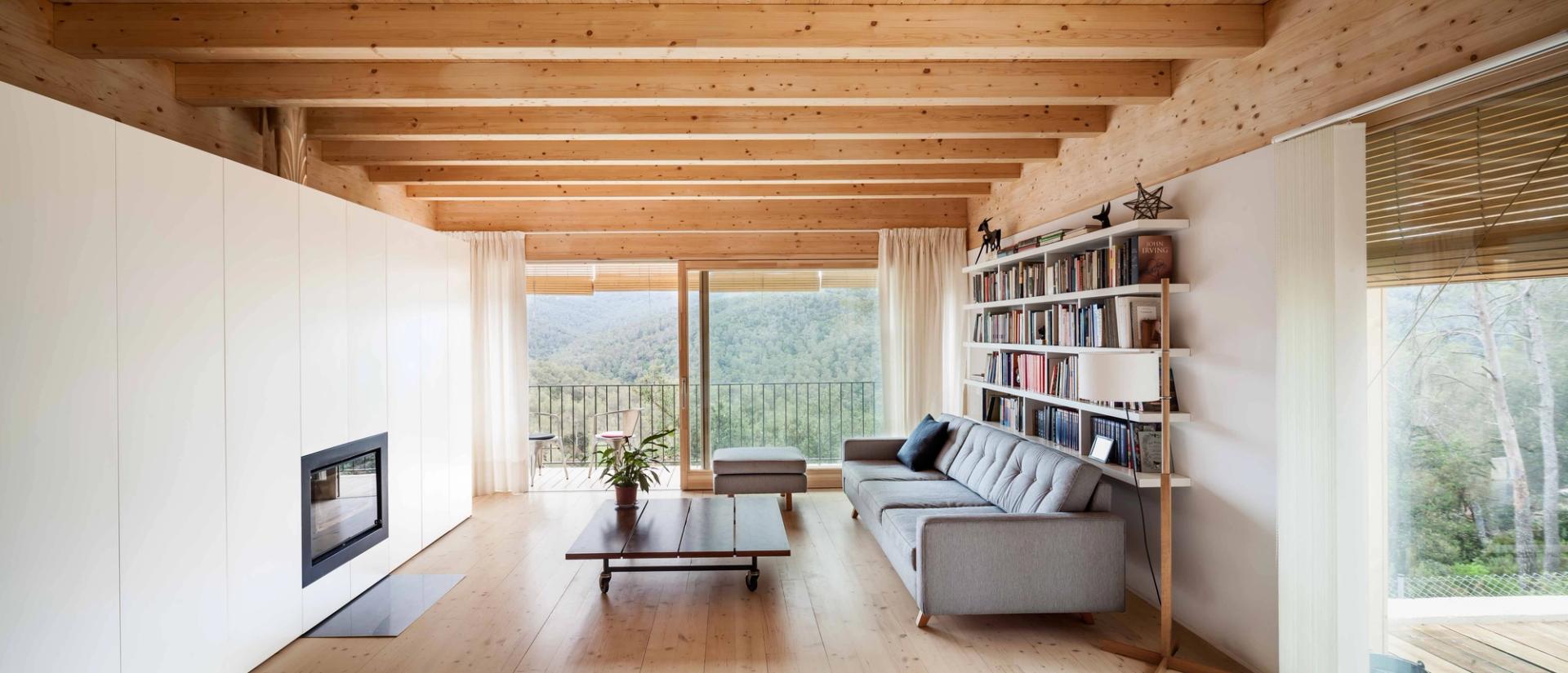 Habitatge bioclimàtic de fusta amb coberta vegetal, ventilació creuada i consum energètic inferior als estàndards Passivhaus.