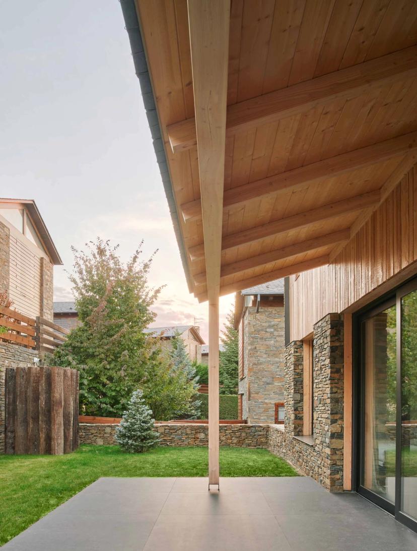 Vista de la fachada interna con galería de la Casa ACAP en la Cerdanya