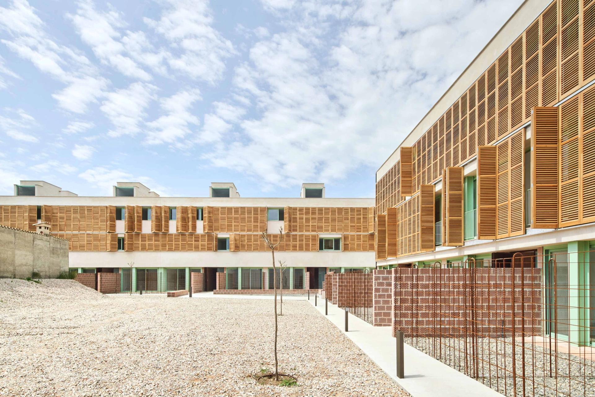Façana de l’edifici bioclimàtic de 54 habitatges socials a Inca, Mallorca