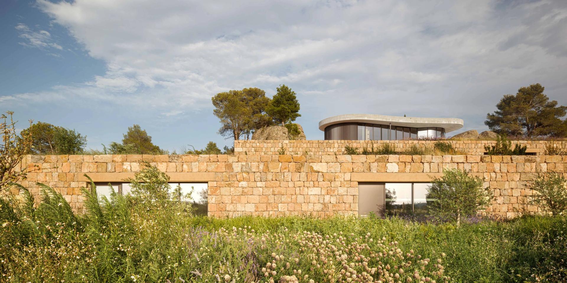 Vista exterior del edificio industrial El Trull CV para la producción de aceite en Les Garrigues, Cataluña