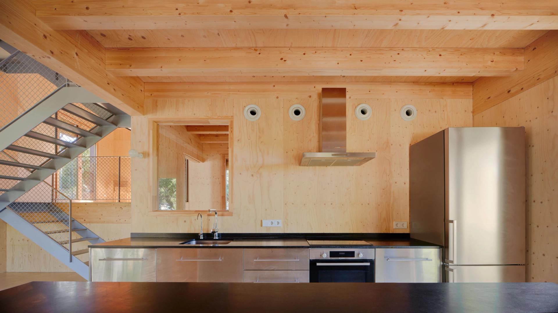 Casa CLO, habitatge de fusta integrat al paisatge de Tarragona projectat per Alventosa Morell Arquitectes