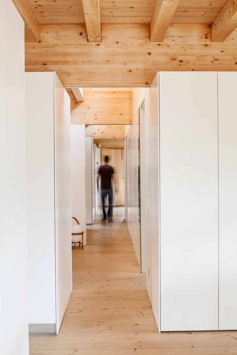 Casa LLP, habitatge Passivhaus de fusta amb vistes a Collserola projectat per Alventosa Morell Arquitectes