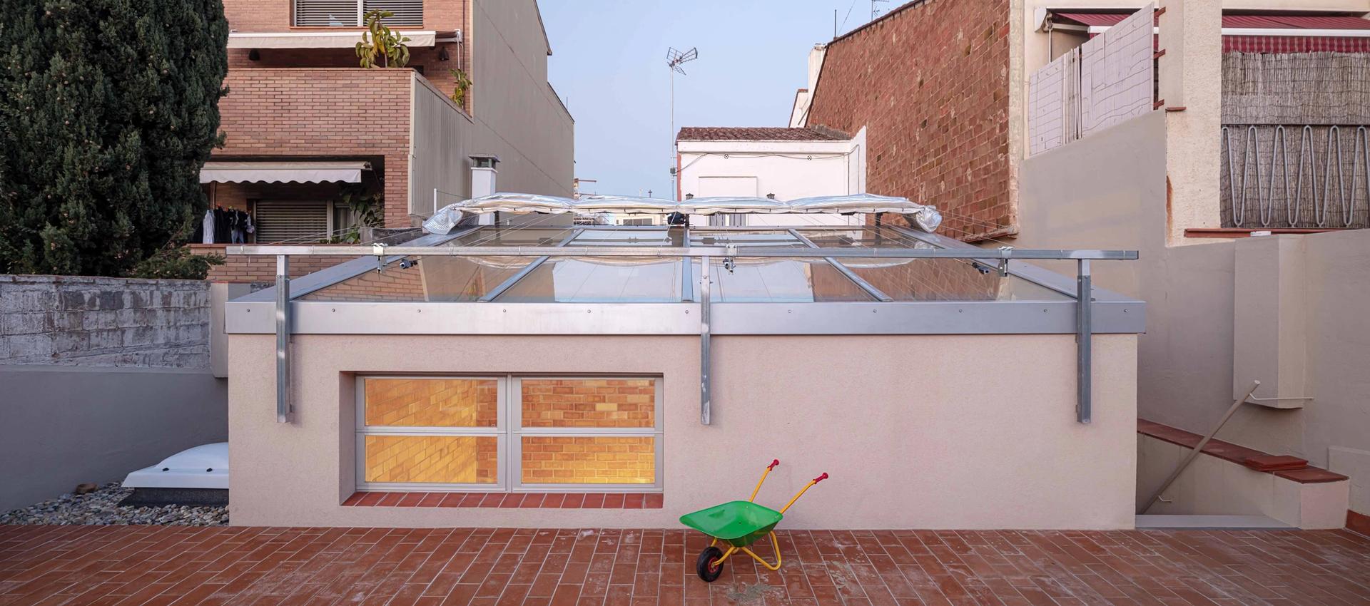 Vista al lluernari de la Casa CB a Sabadell des de la terrassa