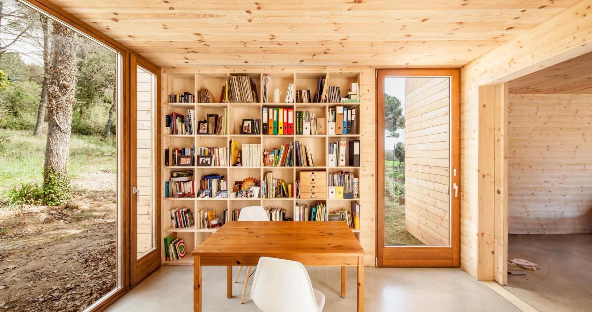 Vista interior de la Casa GG a les àrees comunes amb parets de fusta
