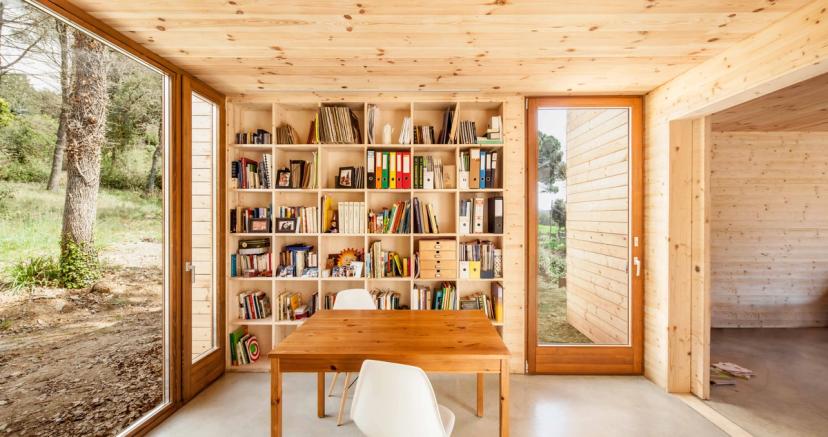 Vista interior de la Casa GG a les àrees comunes amb parets de fusta