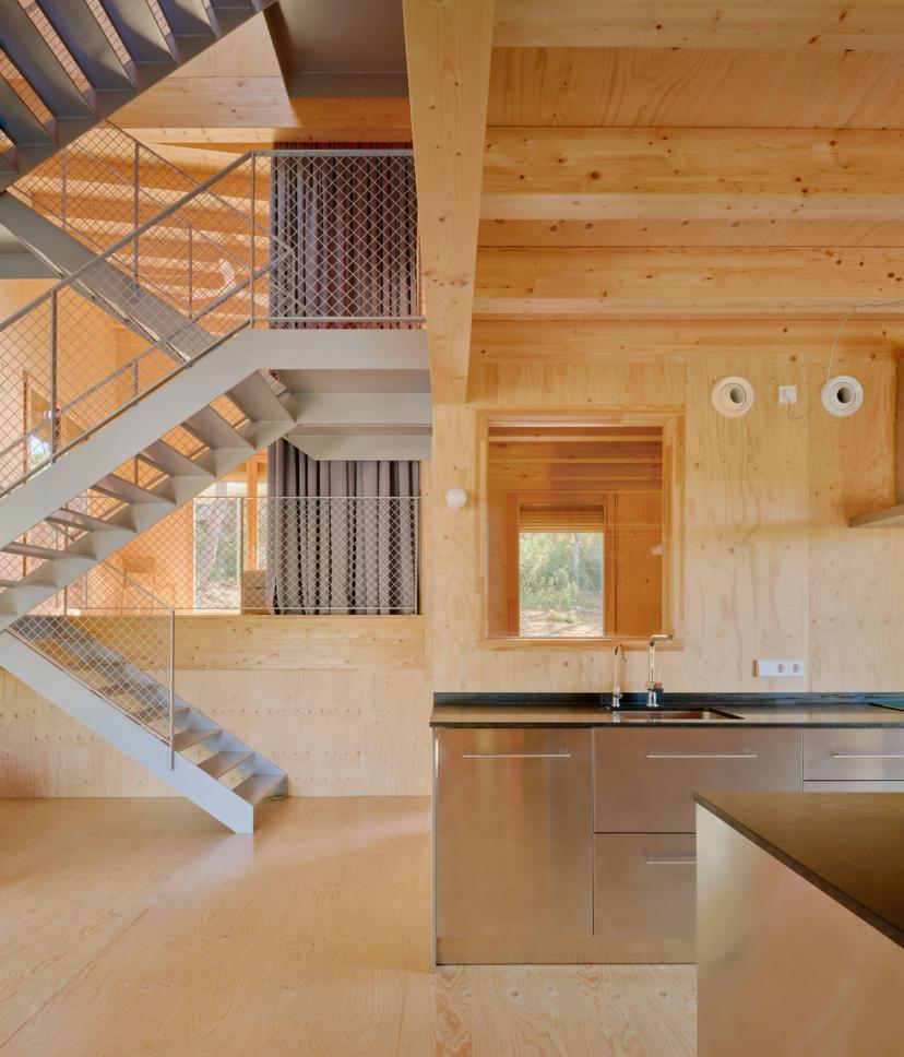 Casa CLO, habitatge de fusta integrat al paisatge de Tarragona projectat per Alventosa Morell Arquitectes