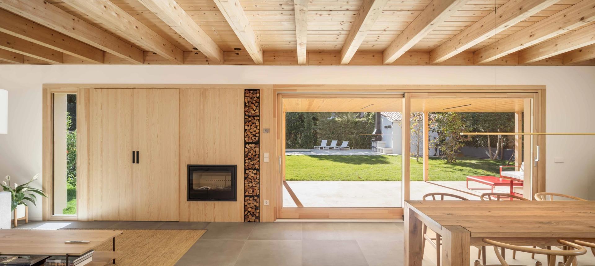 Façana interior de la Casa NOA a Catalunya amb galeria i vistes al jardí i piscina