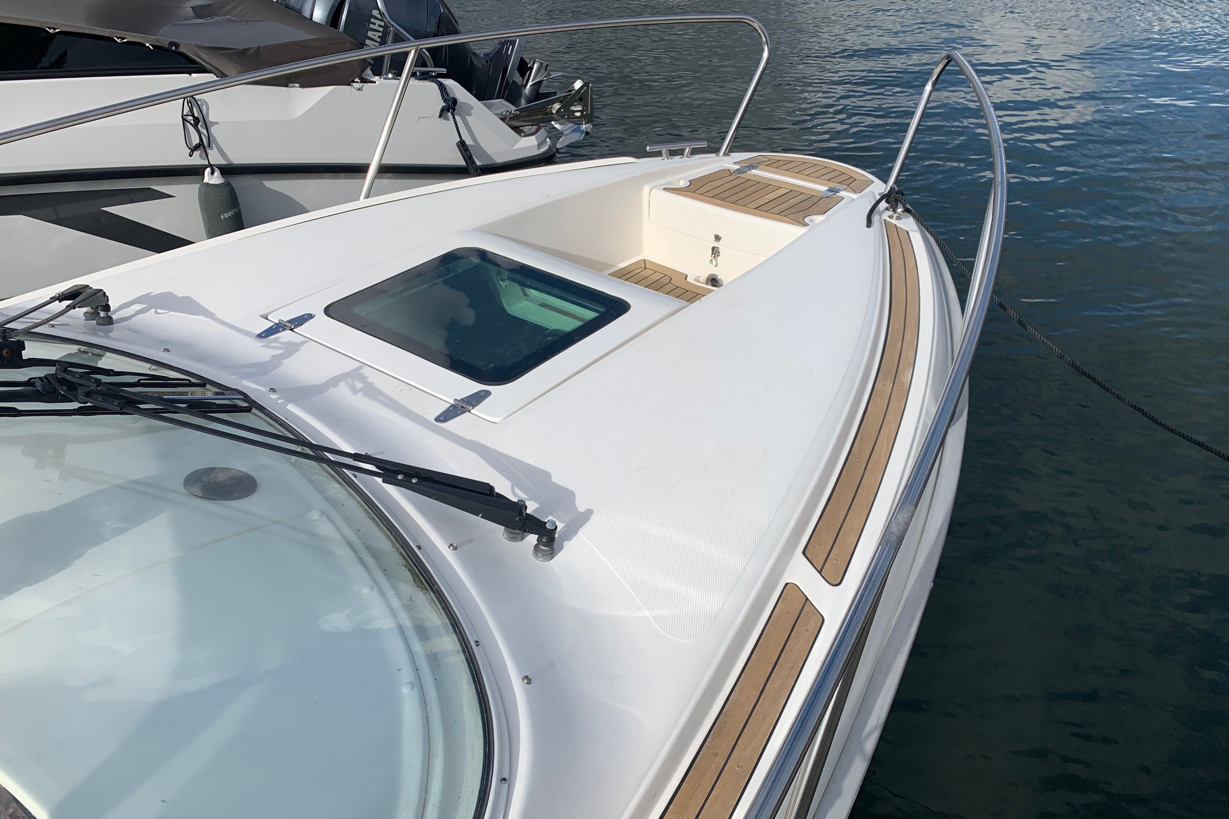 Aquador 23 DC vita skrovet