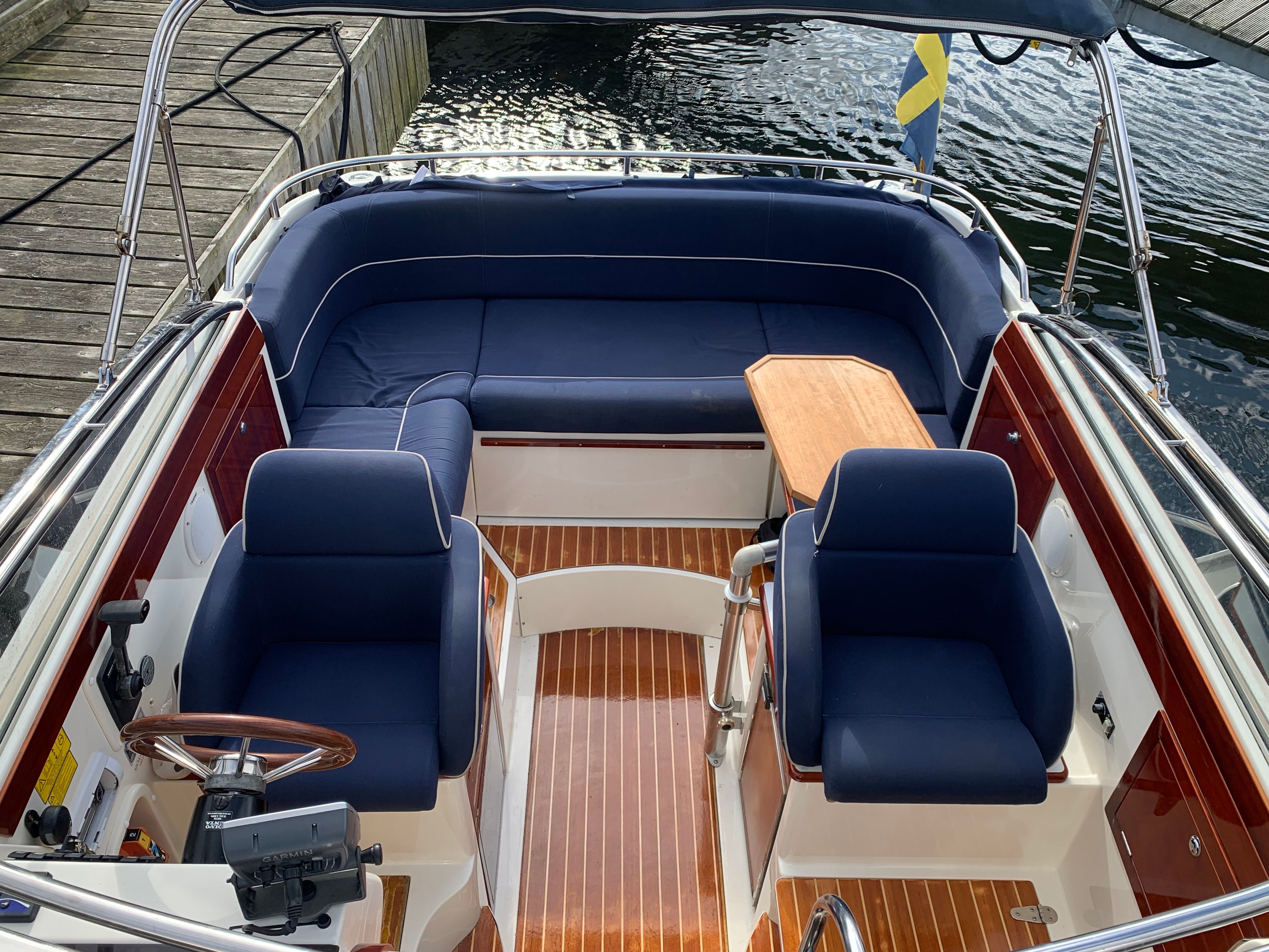 Aquador 23 DC vita skrovet