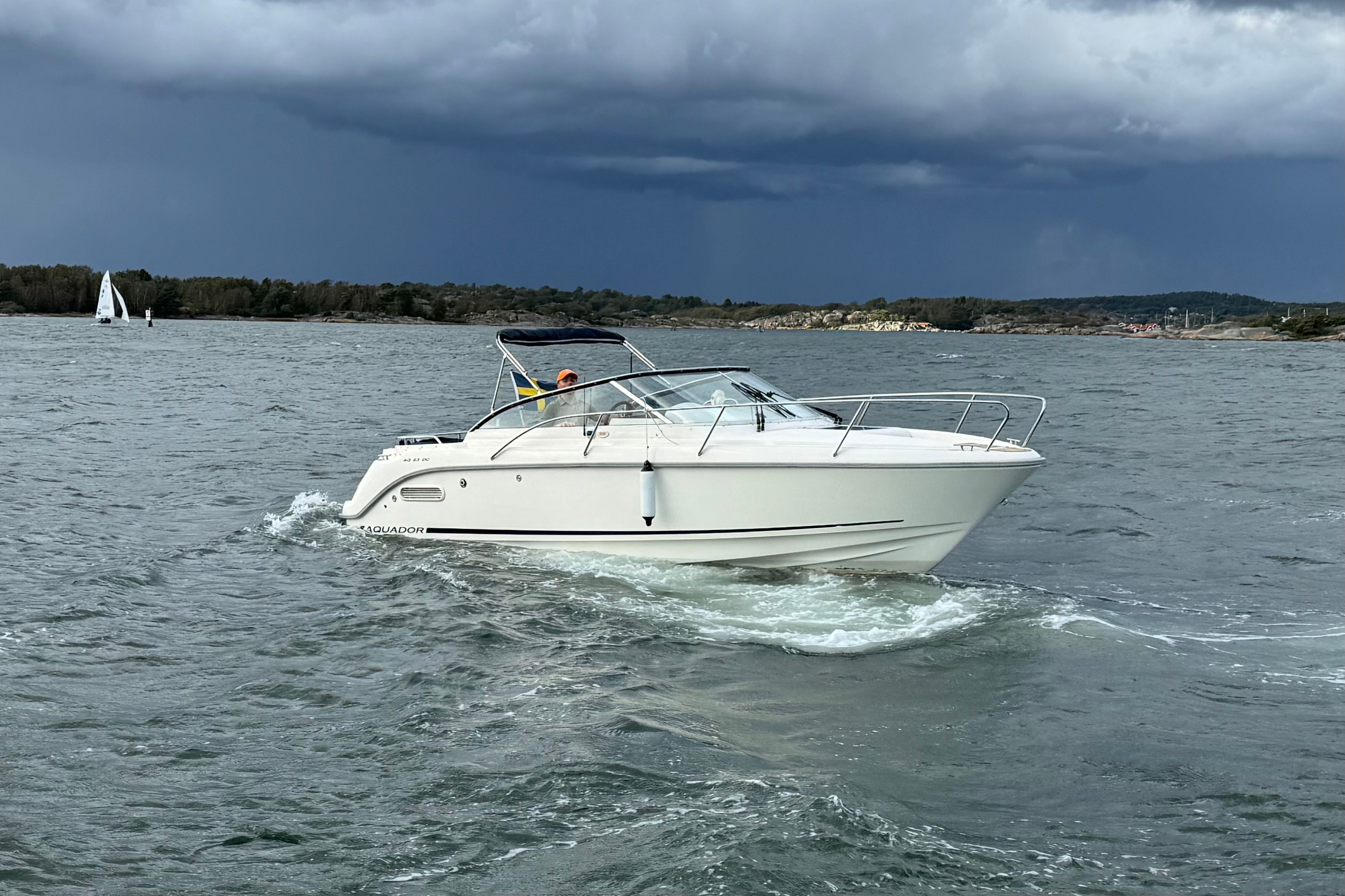 Aquador 23 DC vita skrovet