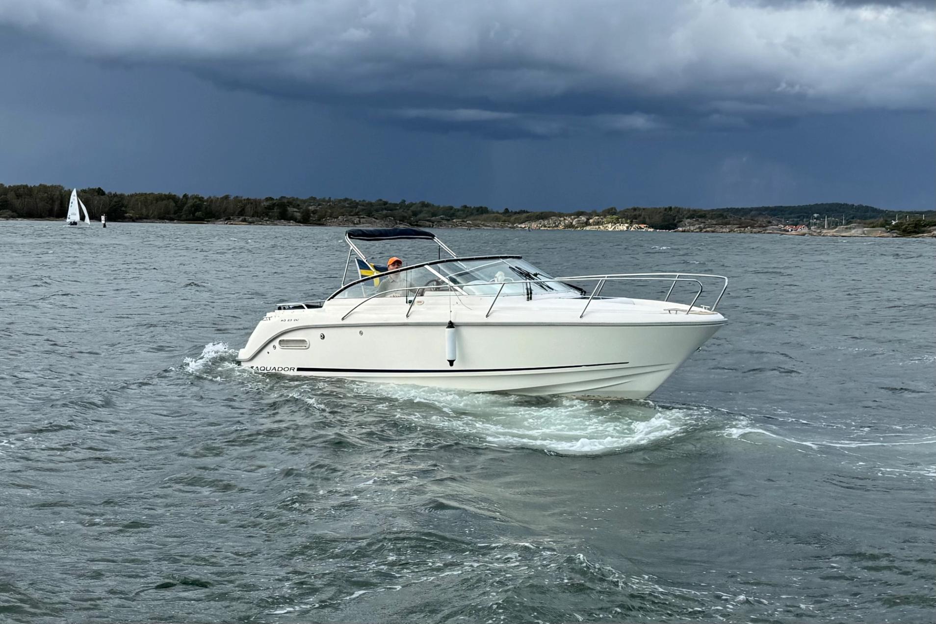 Aquador 23 DC vita skrovet