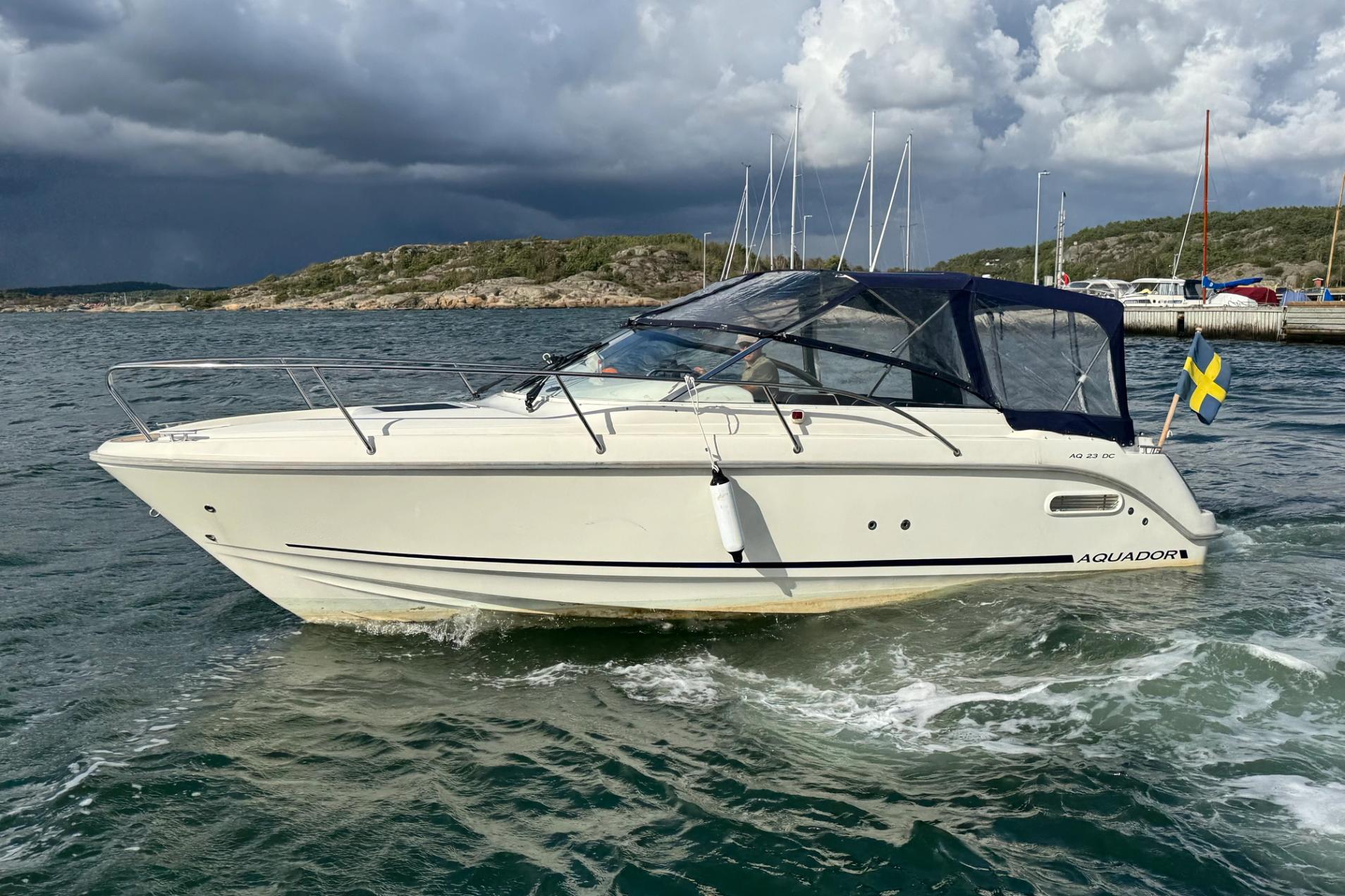 Aquador 23 DC vita skrovet