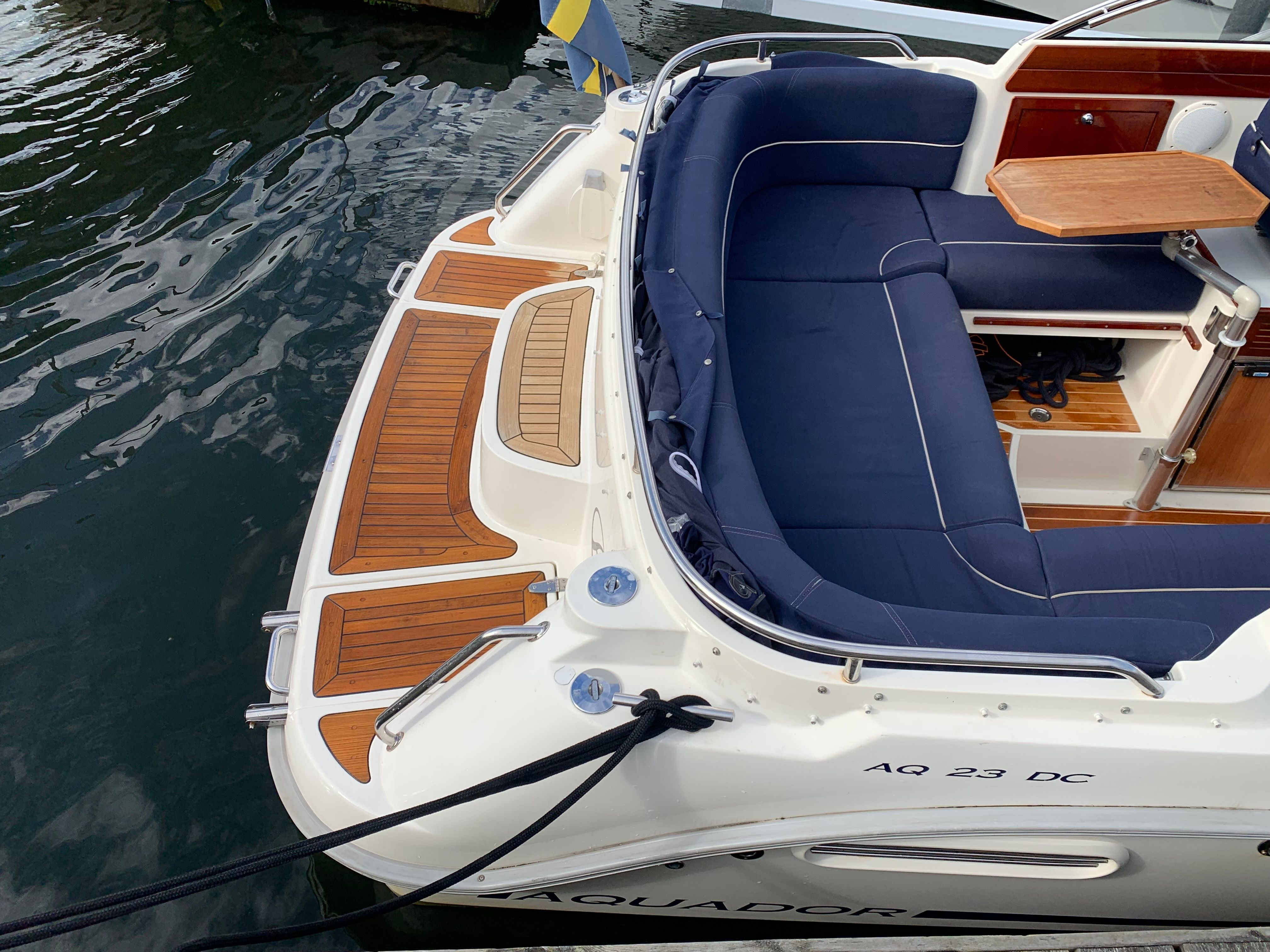 Aquador 23 DC vita skrovet