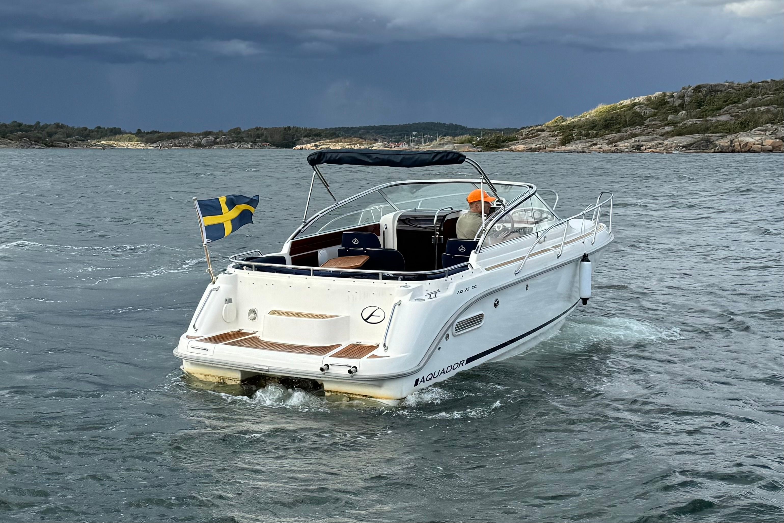 Aquador 23 DC vita skrovet