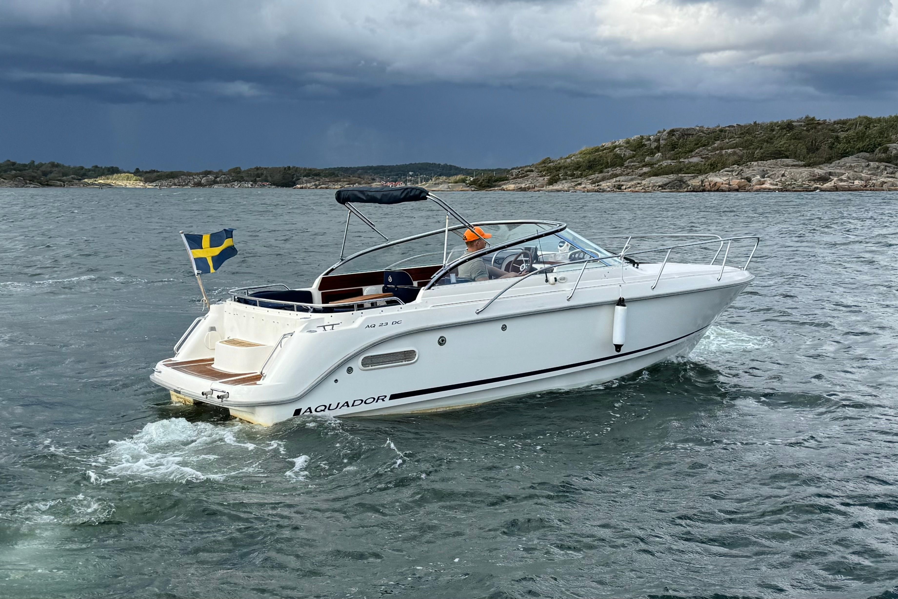 Aquador 23 DC vita skrovet