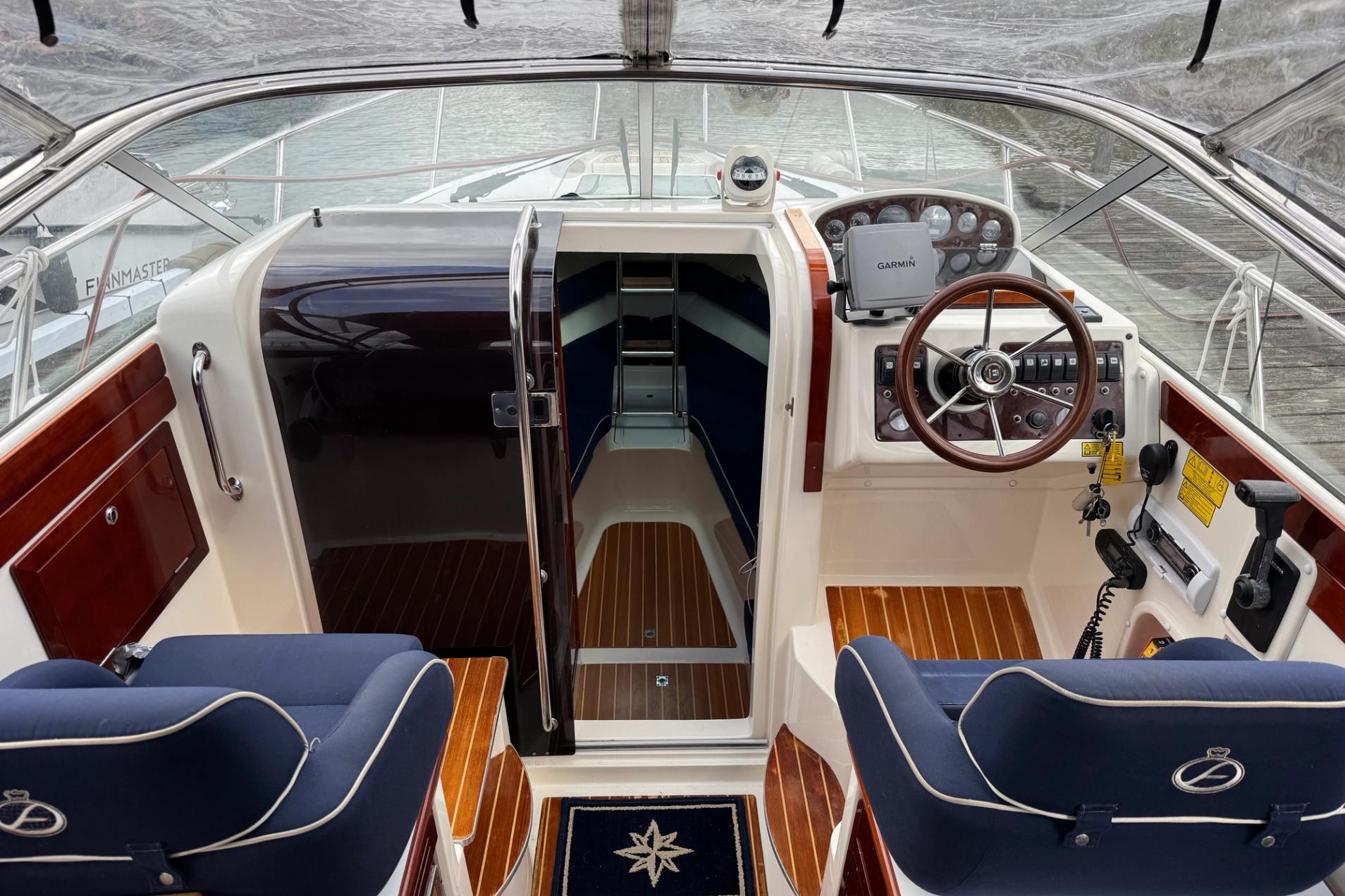 Aquador 23 DC vita skrovet