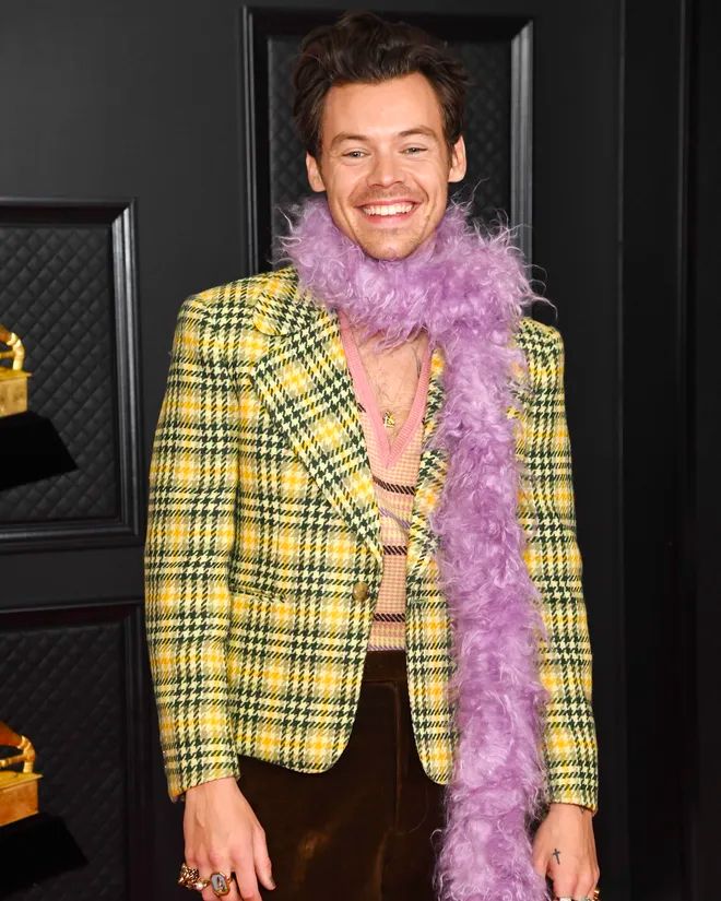 Harry Styles’ wearing a feather boa at the 2021 Grammy’s.