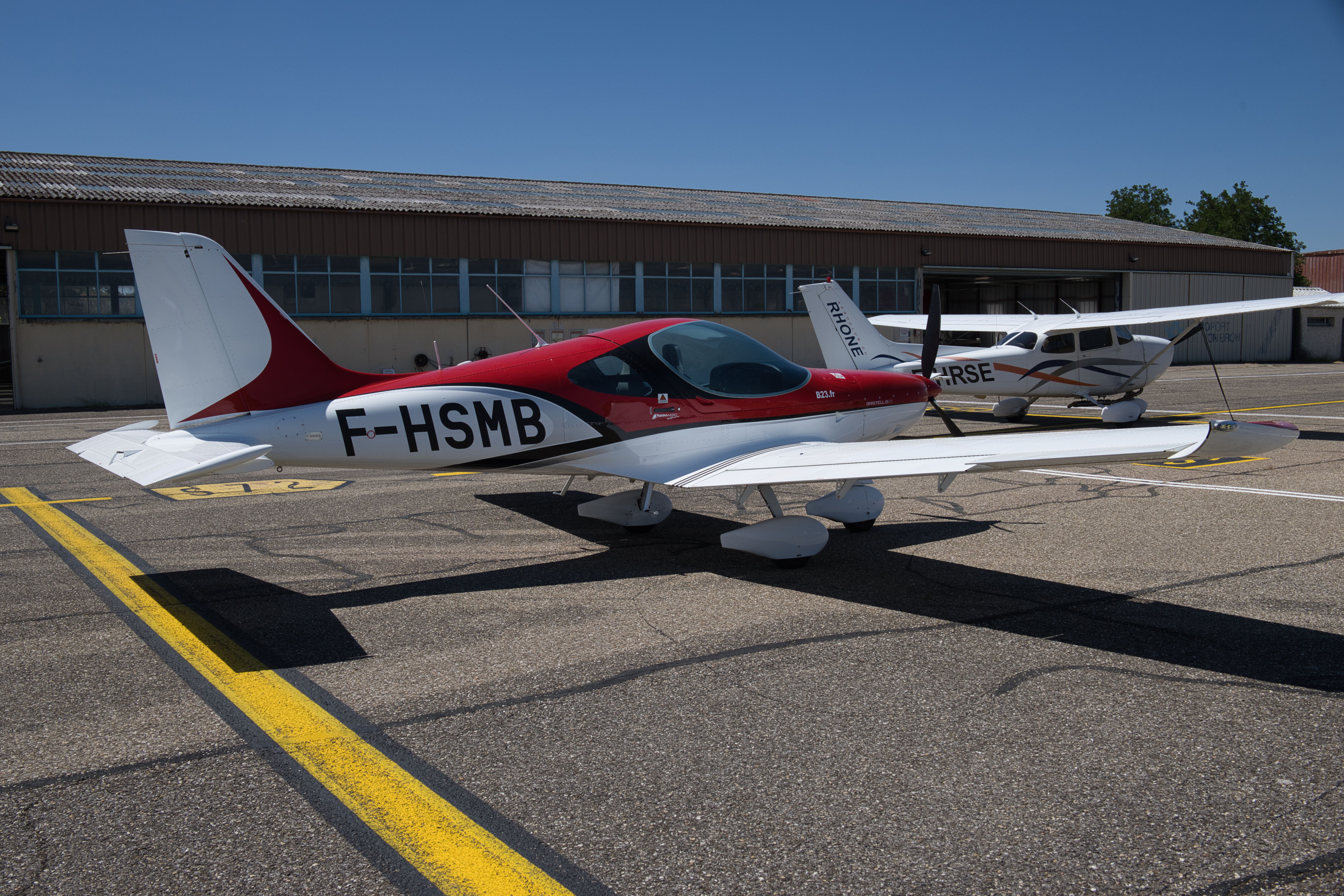 Bristell B23 F-HSMB des Ailes Lyonnaises sur le tarmac