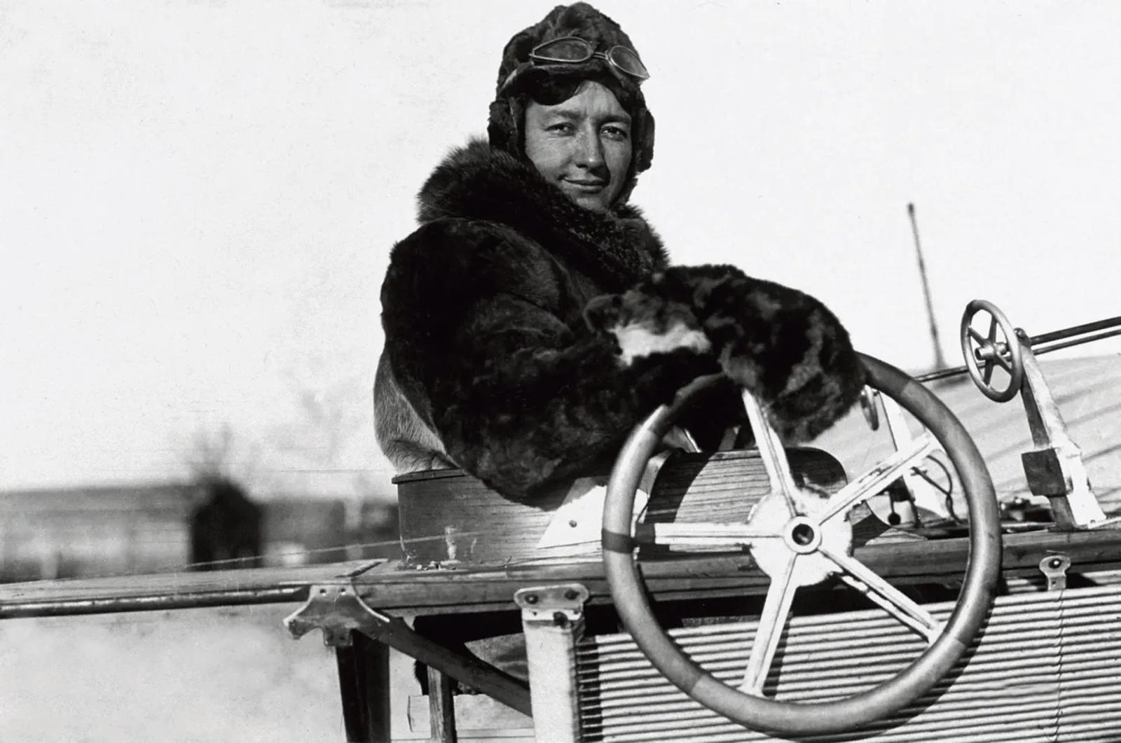 Marie Marvingt aux commandes d’un aéroplane, début du XXe siècle