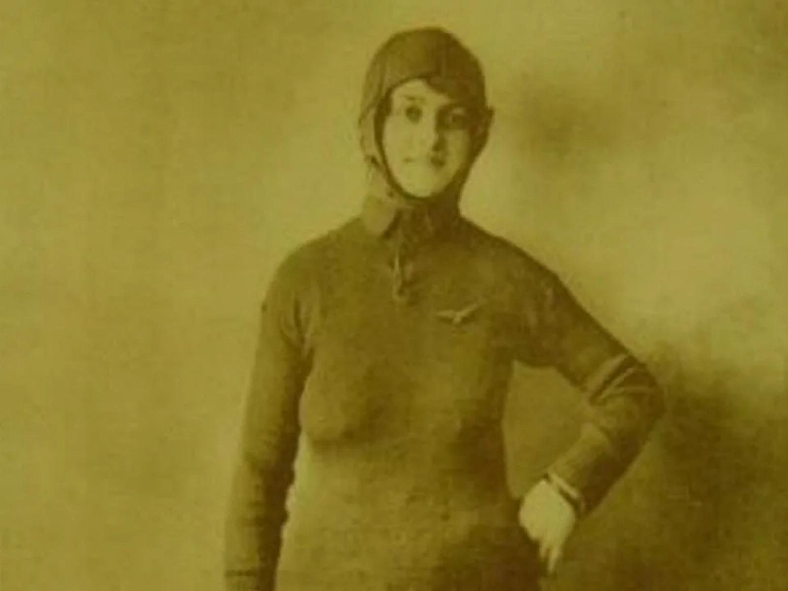Portrait de Reine Givord en tenue d’aviatrice