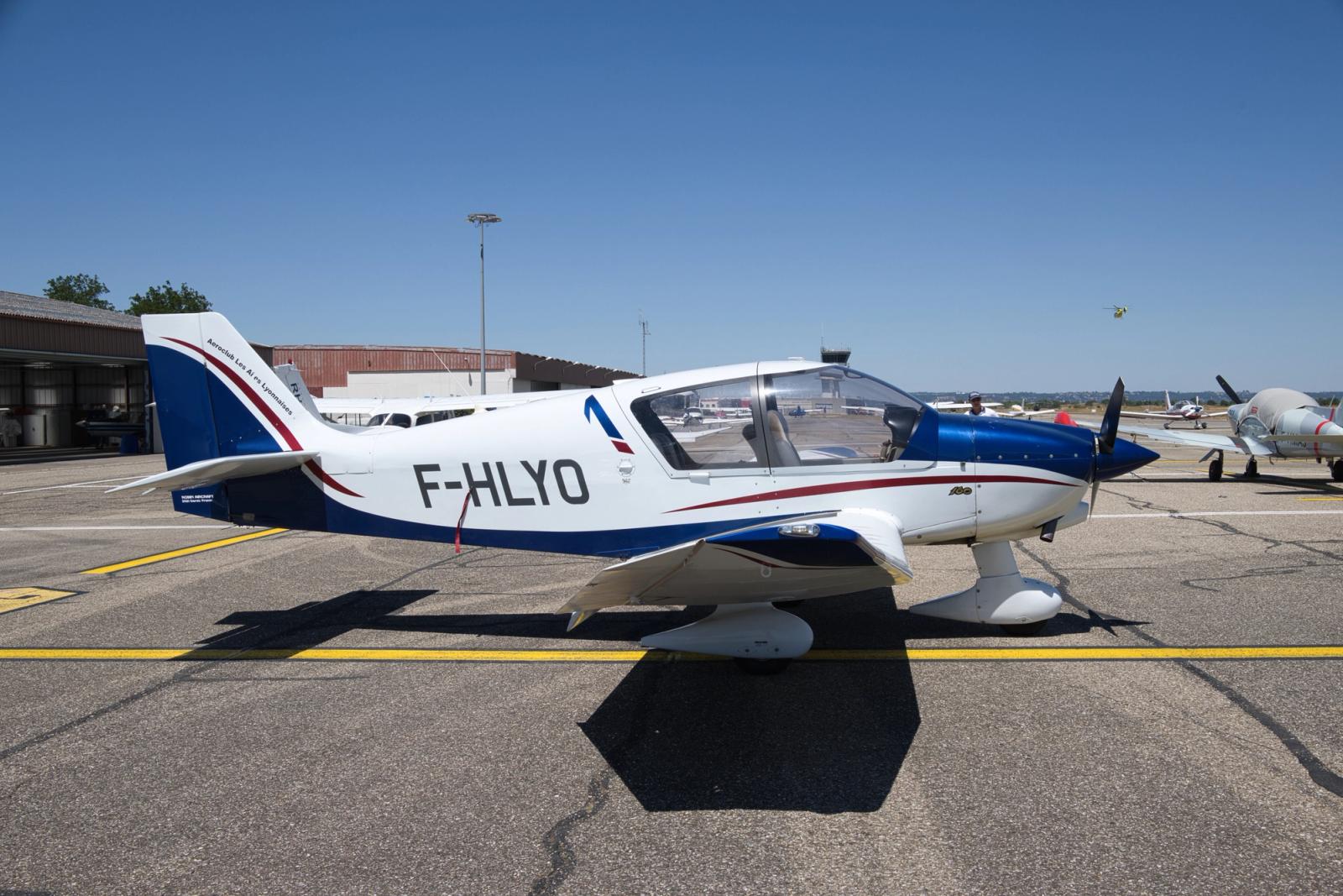 Robin DR401 F-HLYO de profil sur le tarmac de Lyon-Bron