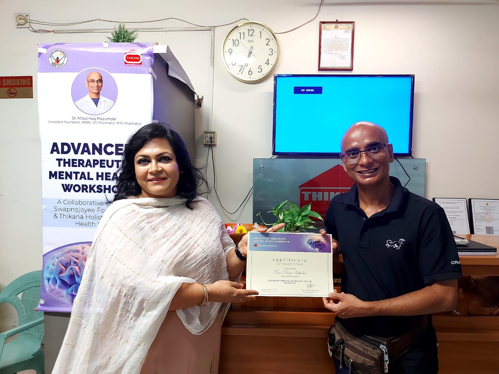 Tania Subhashita receiving her Advanced Therapeutic Mental Health Workshop certificate