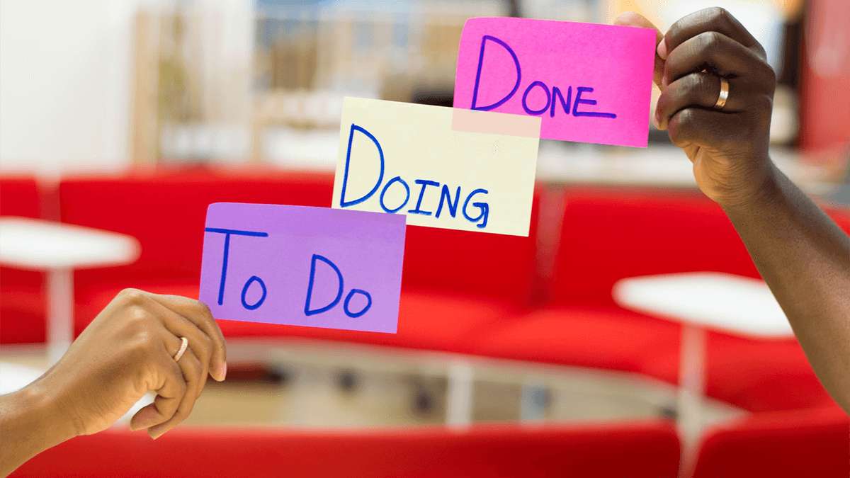People holding post-its saying to do, doing, done