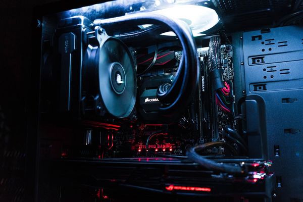 Unidades de Processamento Neural (NPU): Como o Processamento Local de IA Transforma Desempenho, Bateria e Privacidade nos Laptops Modernos