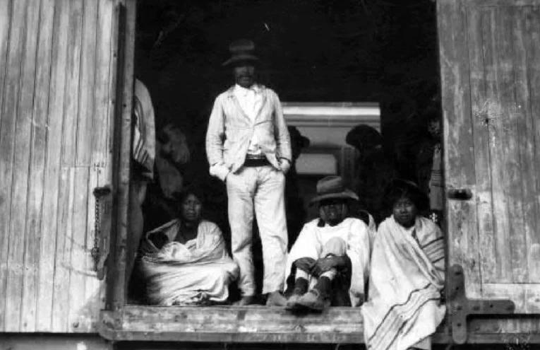 Transporte a los ingenios de indígenas chiriguanos en vagón de carga. © Archivo General de la Nación, Argentina.