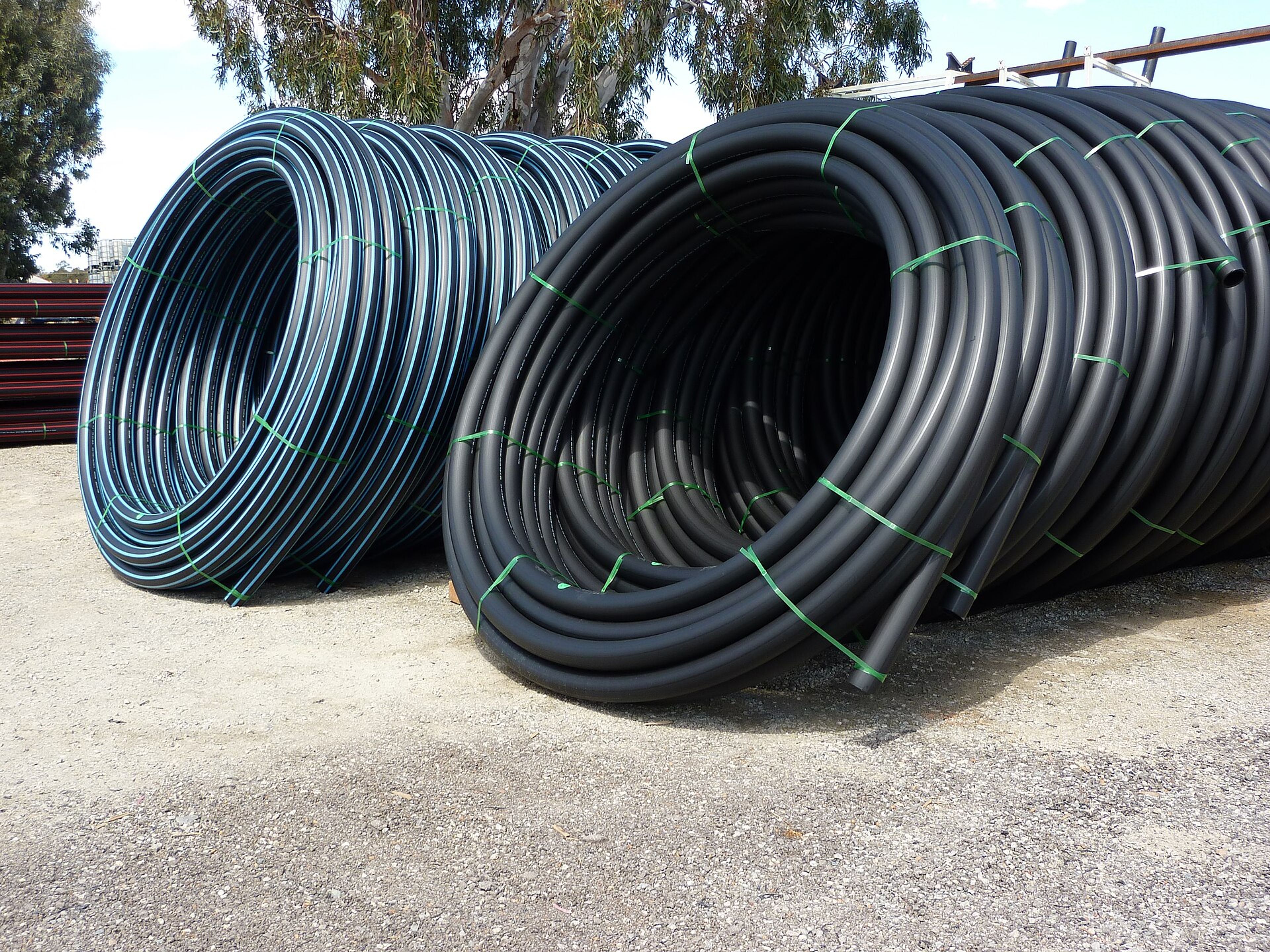 Pipa HDPE hitam dalam bentuk gulungan (roll)