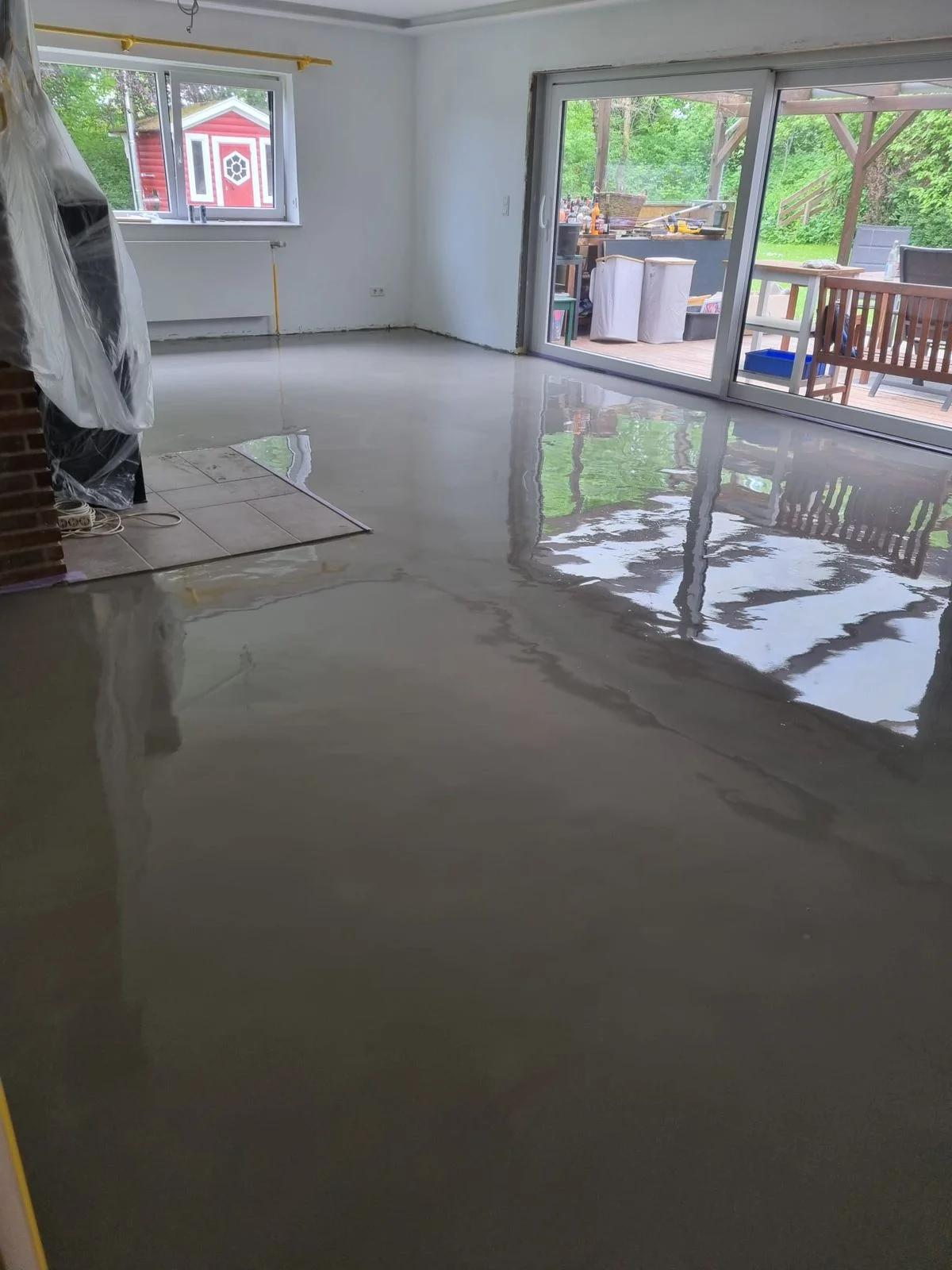 Auftragen von Klebstoff für Vinylboden