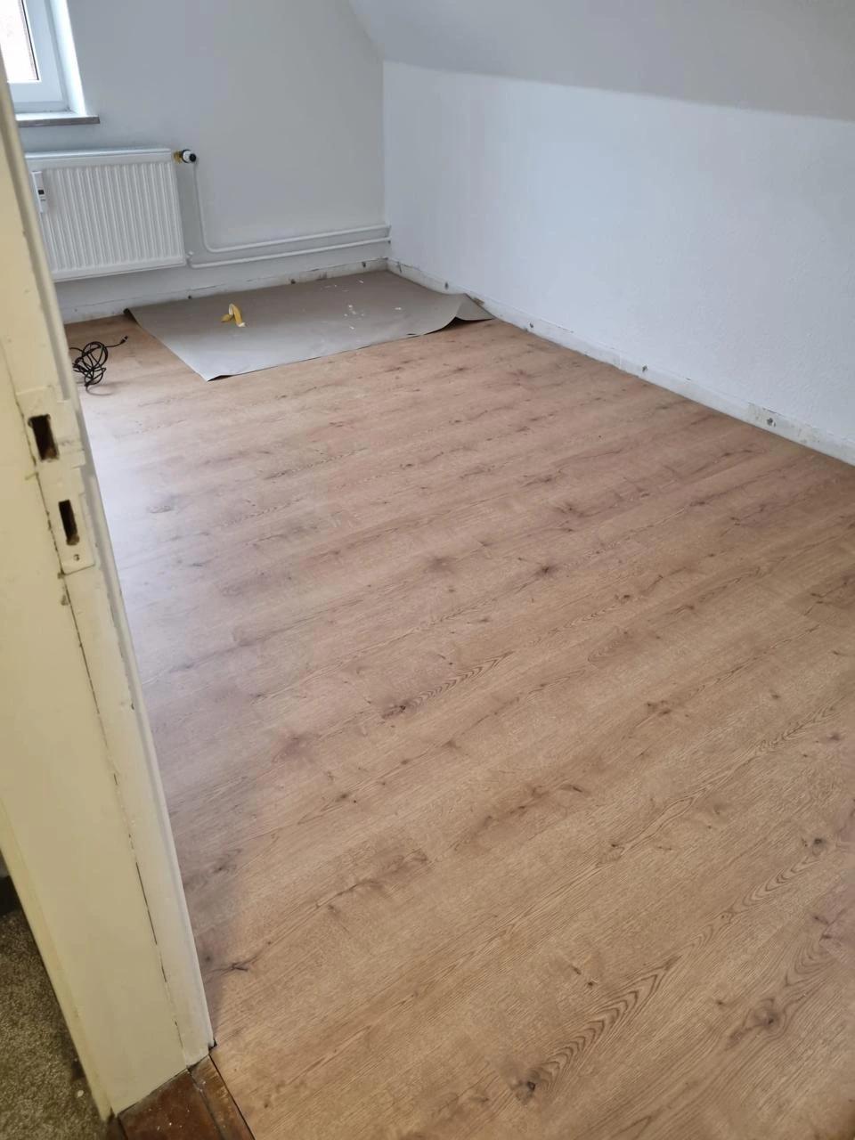 Verlegung von Klick-Vinyl im Schlafzimmer