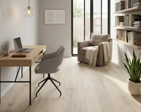 Weiße Laminatboden im Wohnzimmer