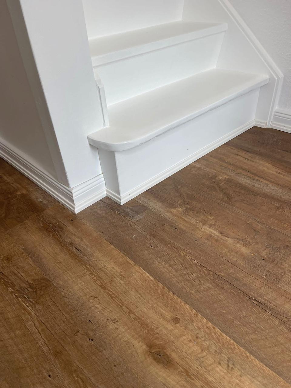 Laminatverlegung neben der Treppe