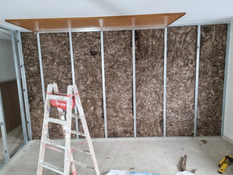 Trockenbauwand mit Dämmung und Metallständerwerk im Innenausbau