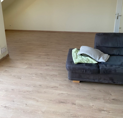 Verlegung von Laminatboden im Wohnraum