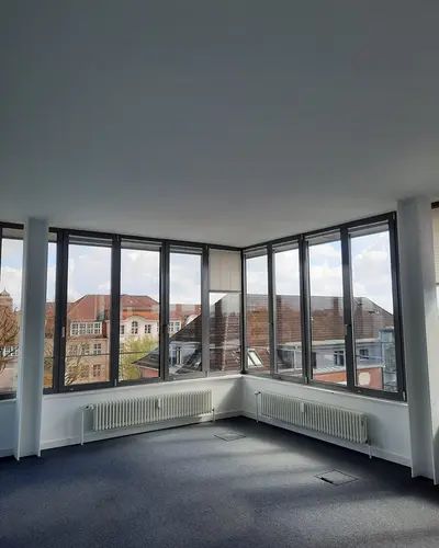 Wände streichen im Gewerbegebäude in Weiß
