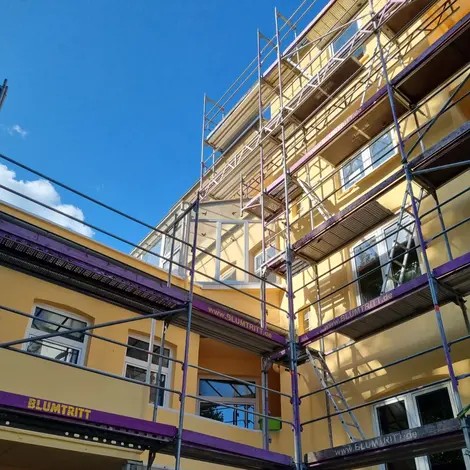 Fassadenanstrich für ein Mehrfamilienhaus