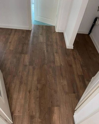 Laminatverlegung im Flur mit Sockelleisten